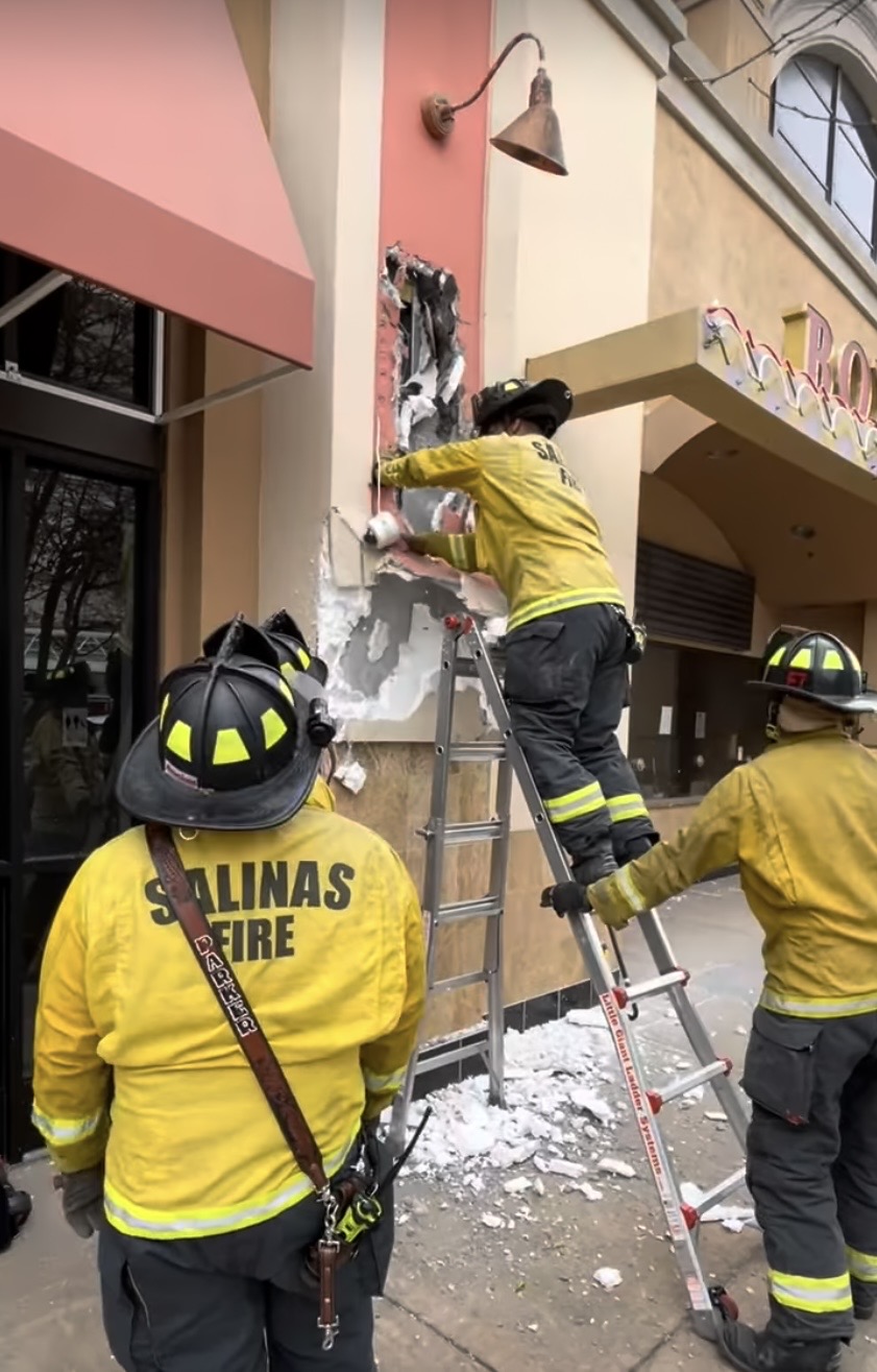 消防爆破拆牆拆了2.5小時。 fb / Salinas Police Department 消防爆破拆牆拆了2.5小時。 fb / Salinas Police Department