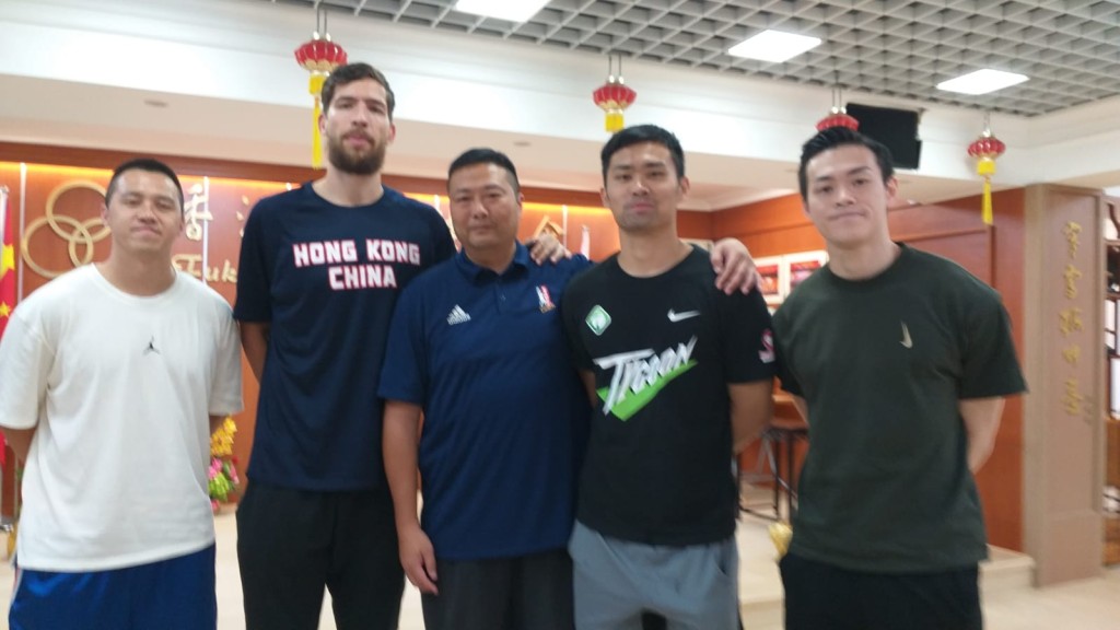 李琪（左至右）、惠龙儿、教练赵永良、蔡再勤及陈兆荣等均感无奈。
