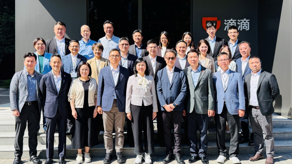 陈美宝（前排中）、路政署署长邱国鼎（前排右四）和运输署署长谢咏谊（前排左三）与立法会代表团到访内地网约车企业。政府新闻处