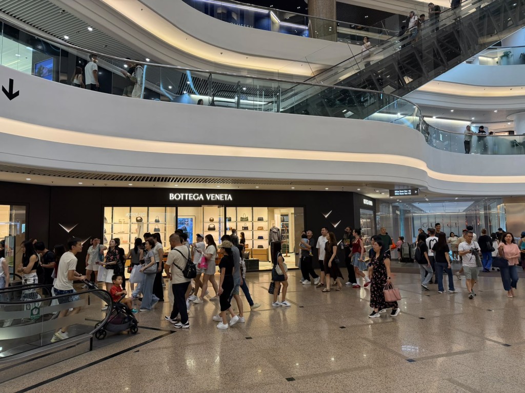 周邊的名店門外亦見不少遊人駐足。 周邊的名店門外亦見不少遊人駐足。