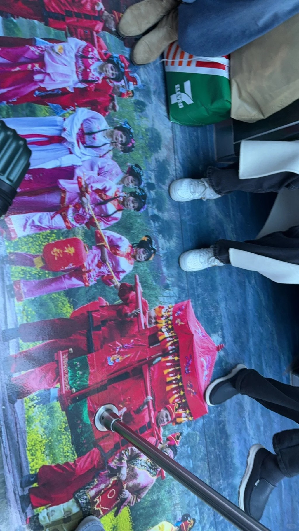 寧波地鐵出現的新廣告，被質疑感覺詭異令人不安。小紅書