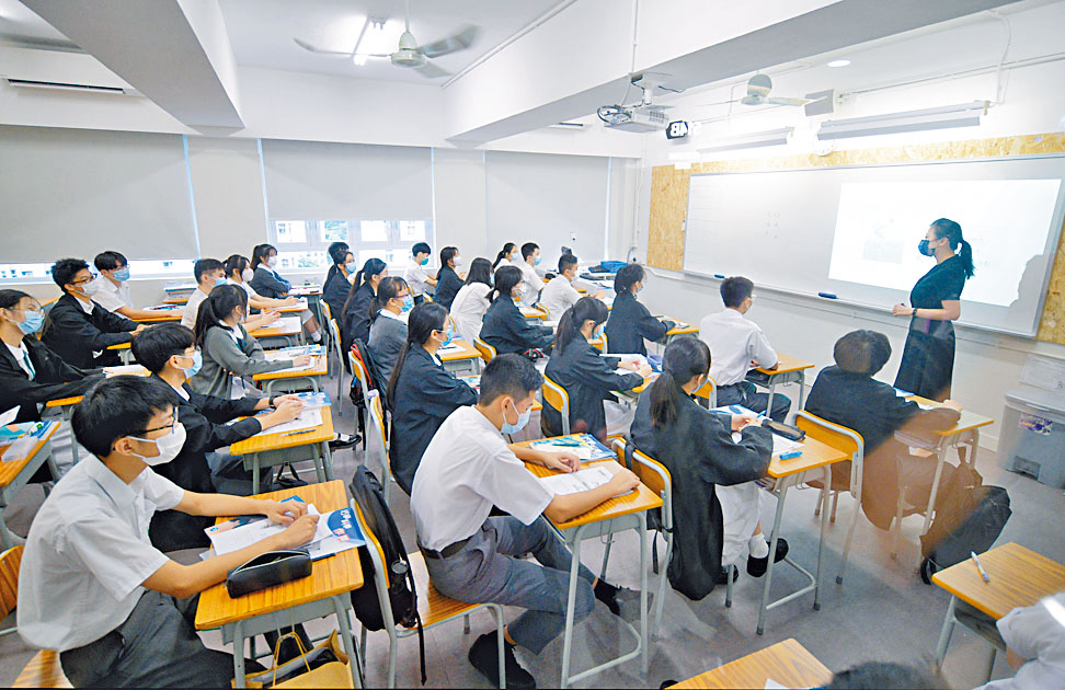 教育局披露,本學年公營及直資學校流失四千零五十名教師,較上學年急升七成。