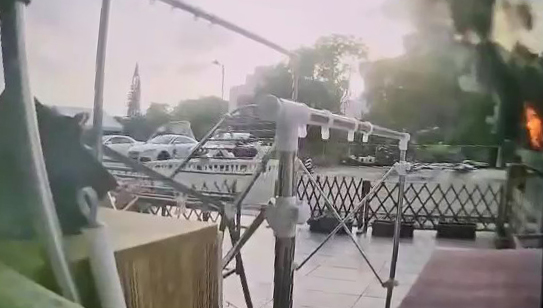私家車突然起火冒煙。街坊提供 私家車突然起火冒煙。街坊提供