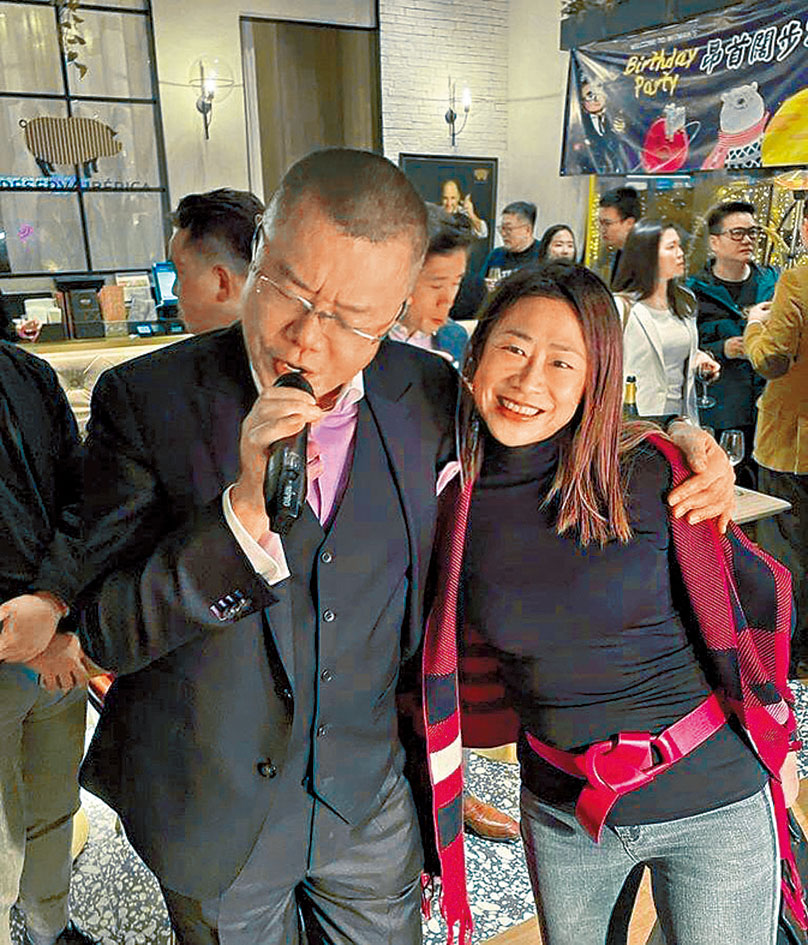洪為民舉行逾二百人的「洪門宴」生日派對,攬女除口罩唱歌。