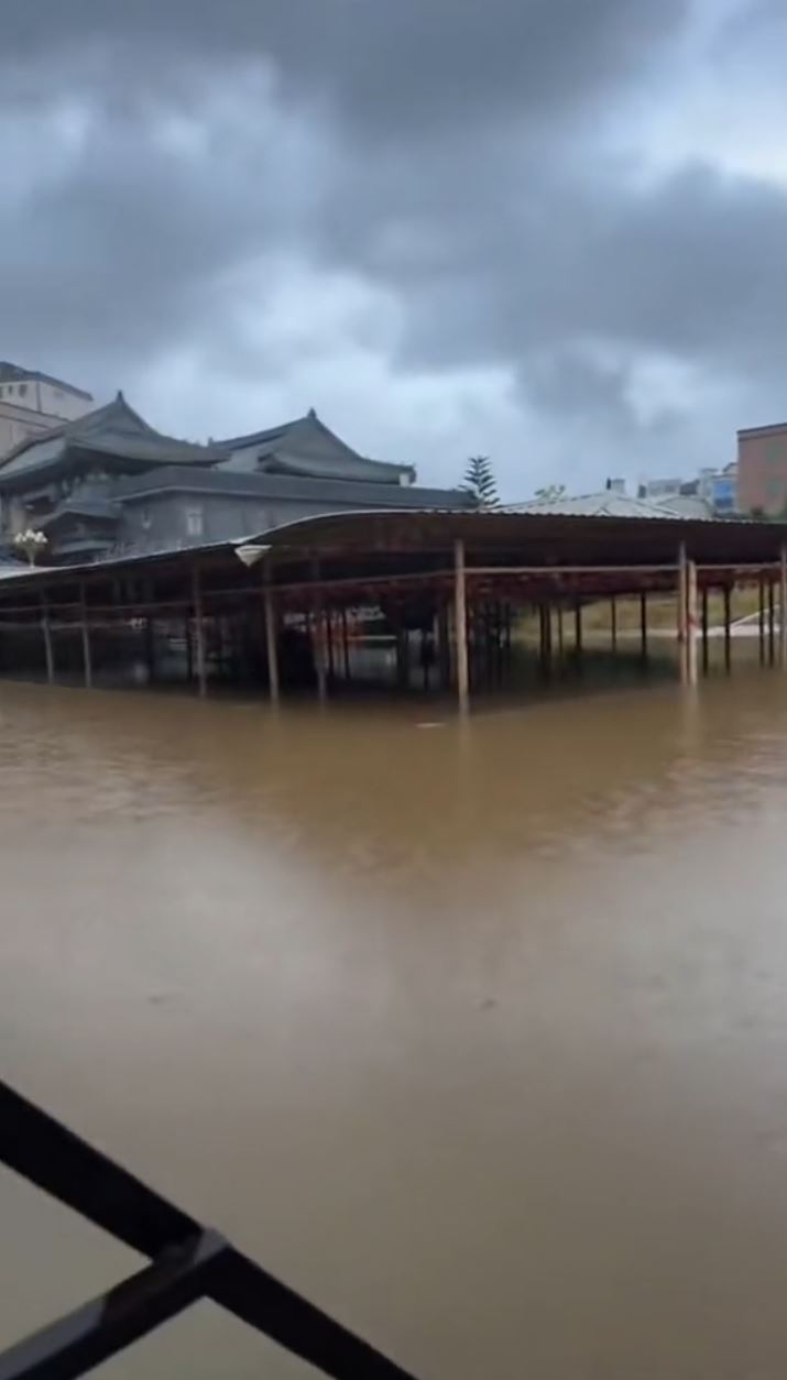 廣東多地暴雨，汕尾陸豐有觀測站錄逾400毫米雨量，惠來縣有多艘船被沖走。  
