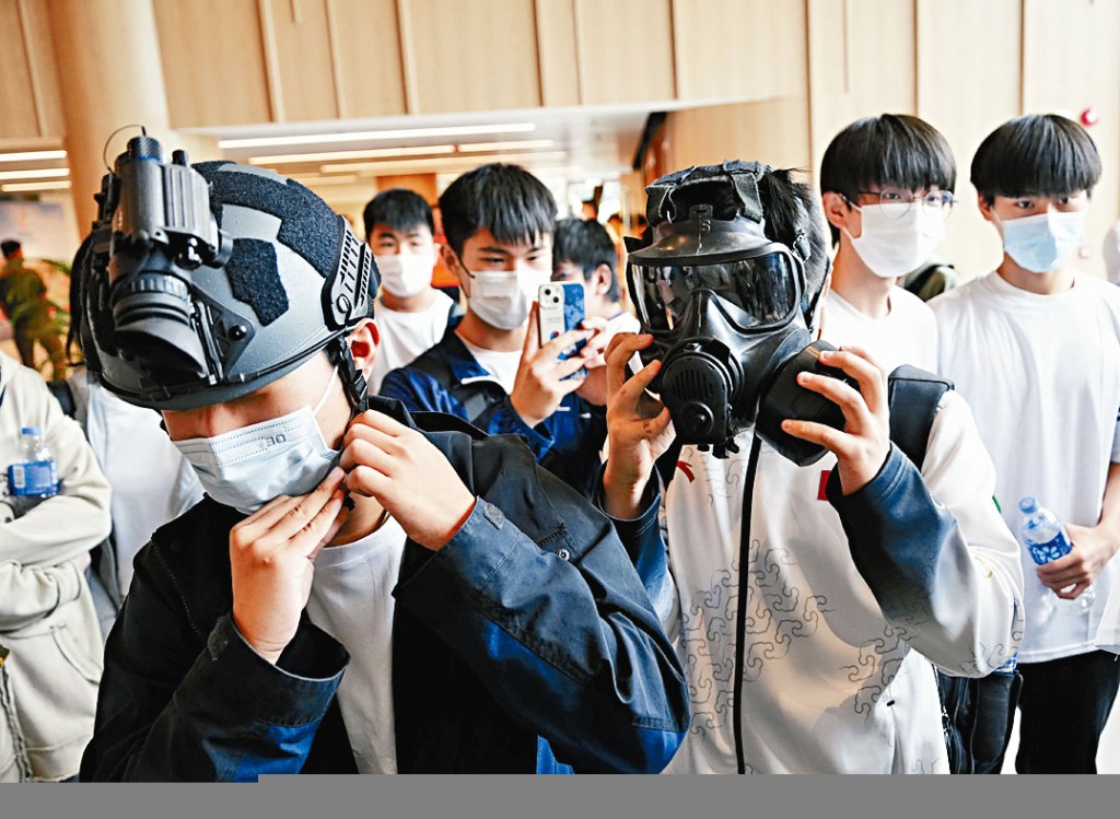 青少年反應踴躍，紛紛試穿及試用反恐裝備。 