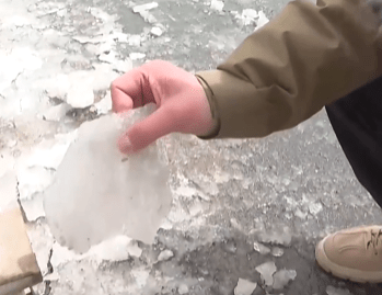 甘肅高速路段出現降雪結冰。央視新聞 甘肅高速路段出現降雪結冰。央視新聞