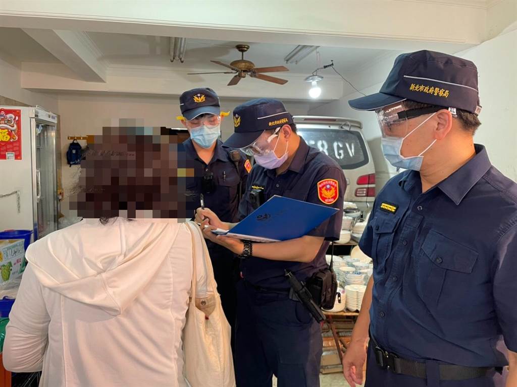 台灣不少民眾因為拒戴口罩被罰款。網上圖片