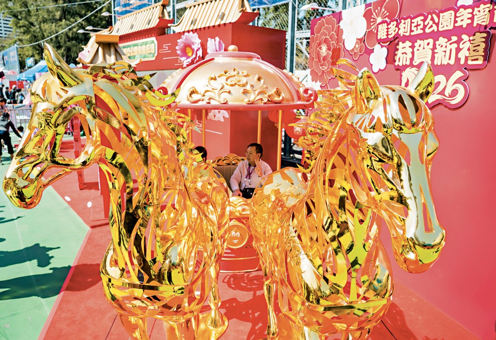 維園年宵市場昨日開鑼，現場設有「黃金馬車」供市民「打卡」。