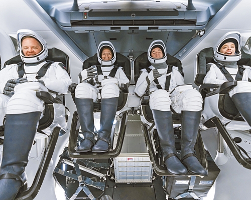 SpaceX太空旅遊四名團員(左起)森布羅斯基、普羅克特、艾薩克曼、阿索諾,周日在佛州卡納維拉爾角太空船艙內為升空綵排。