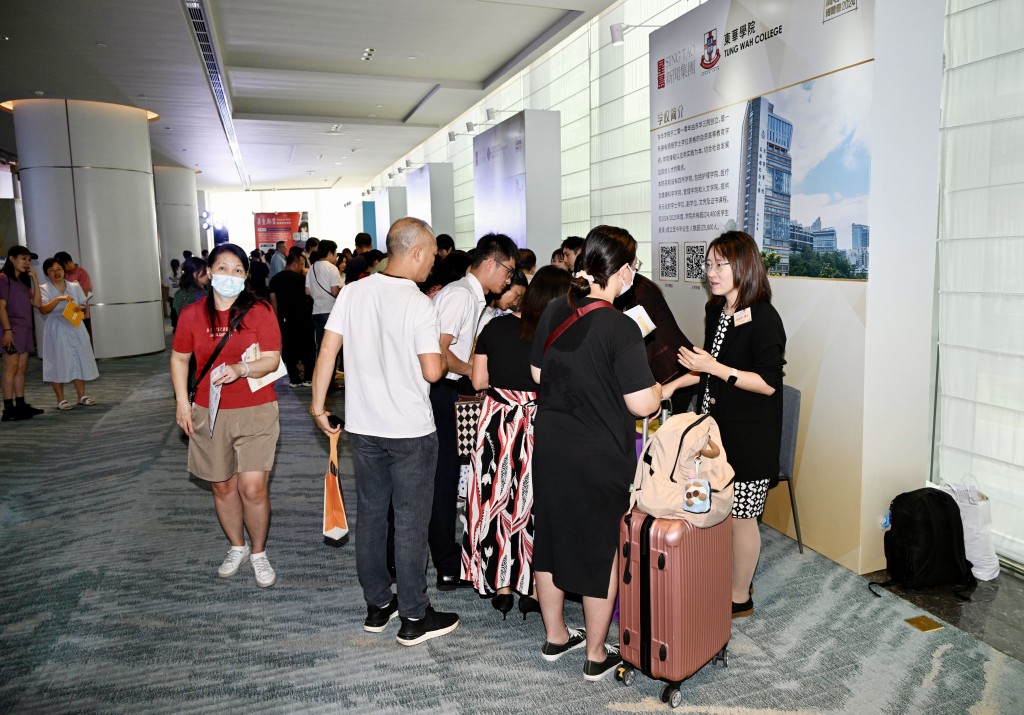 首届「香港高等教育博览会」的报名情况非常踊跃。 苏正谦摄