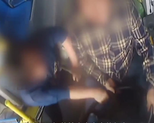 湖南一名女子在乘搭巴士期間,因巴士司機到站未停車與其發生口角,隨後搶奪軚盤導致巴士衝上人行路。(網圖)