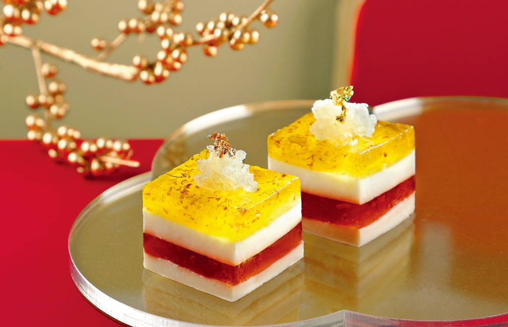 金箔燕窝花香椰汁糕，洛神花、玫瑰花及桂花与椰汁糕层层叠叠，配以印尼燕窝及日本金箔，造型精巧。