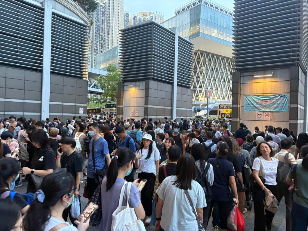 調景嶺站外目測最少有逾300人。黃子龍攝 調景嶺站外目測最少有逾300人。黃子龍攝