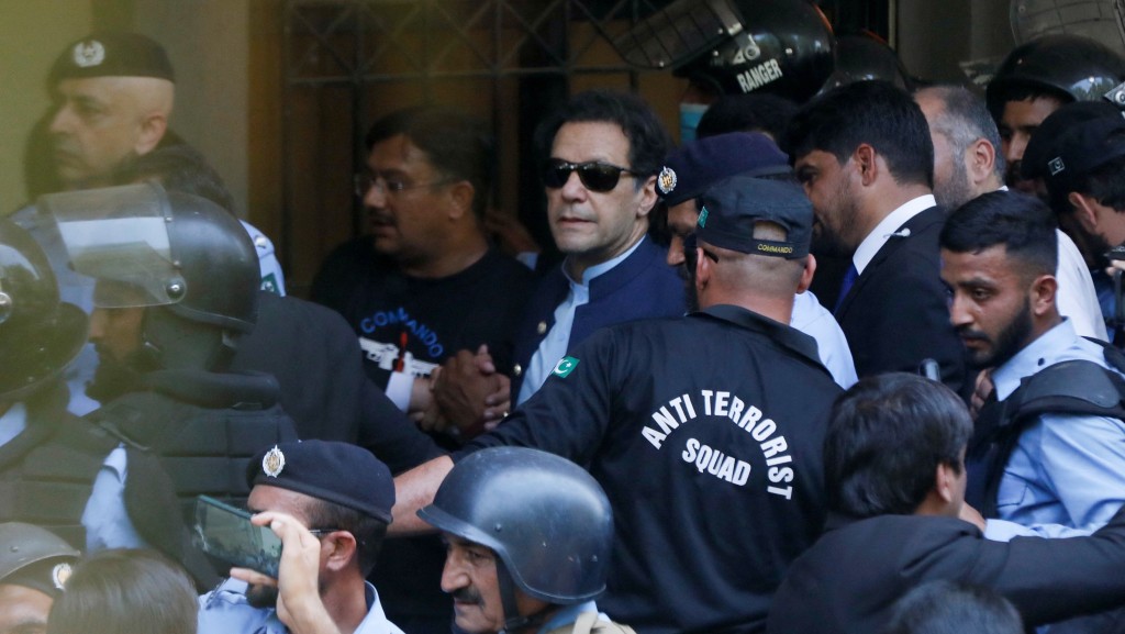 保安部队12日将伊姆兰汗带到高等法院。 路透社