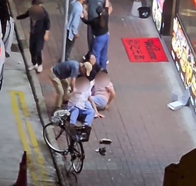 私家車男司機返回取車，但沒有理會眾人舉動，若無其事駕車離開。fb 車cam L（香港群組）  