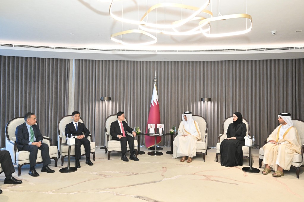 李家超（左三）今日在卡塔爾與卡塔爾勞工部長Ali bin Saeed bin Samikh Al Marri （右三）會面。政府新聞處