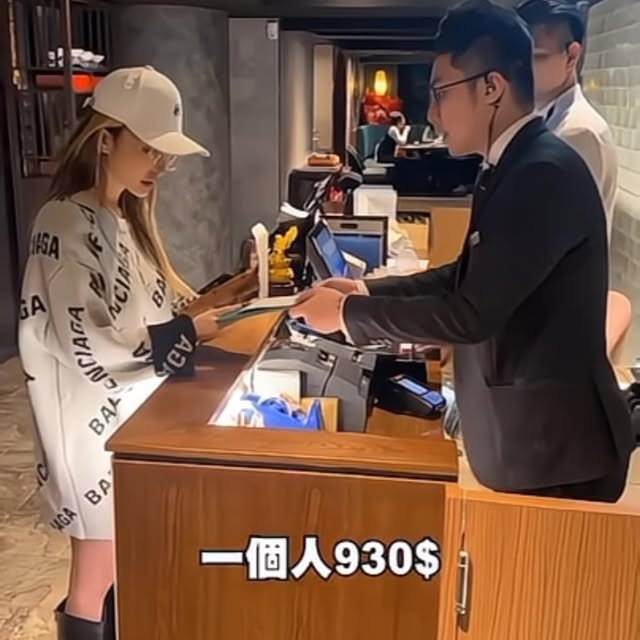戴眼罩滴眼藥水：「等提眼肌自己降下來，整形之前真的要好好思考，不要一時衝動。」事實上，雪碧早在8月時就曾在社交網上分享過提眼肌手術失敗。