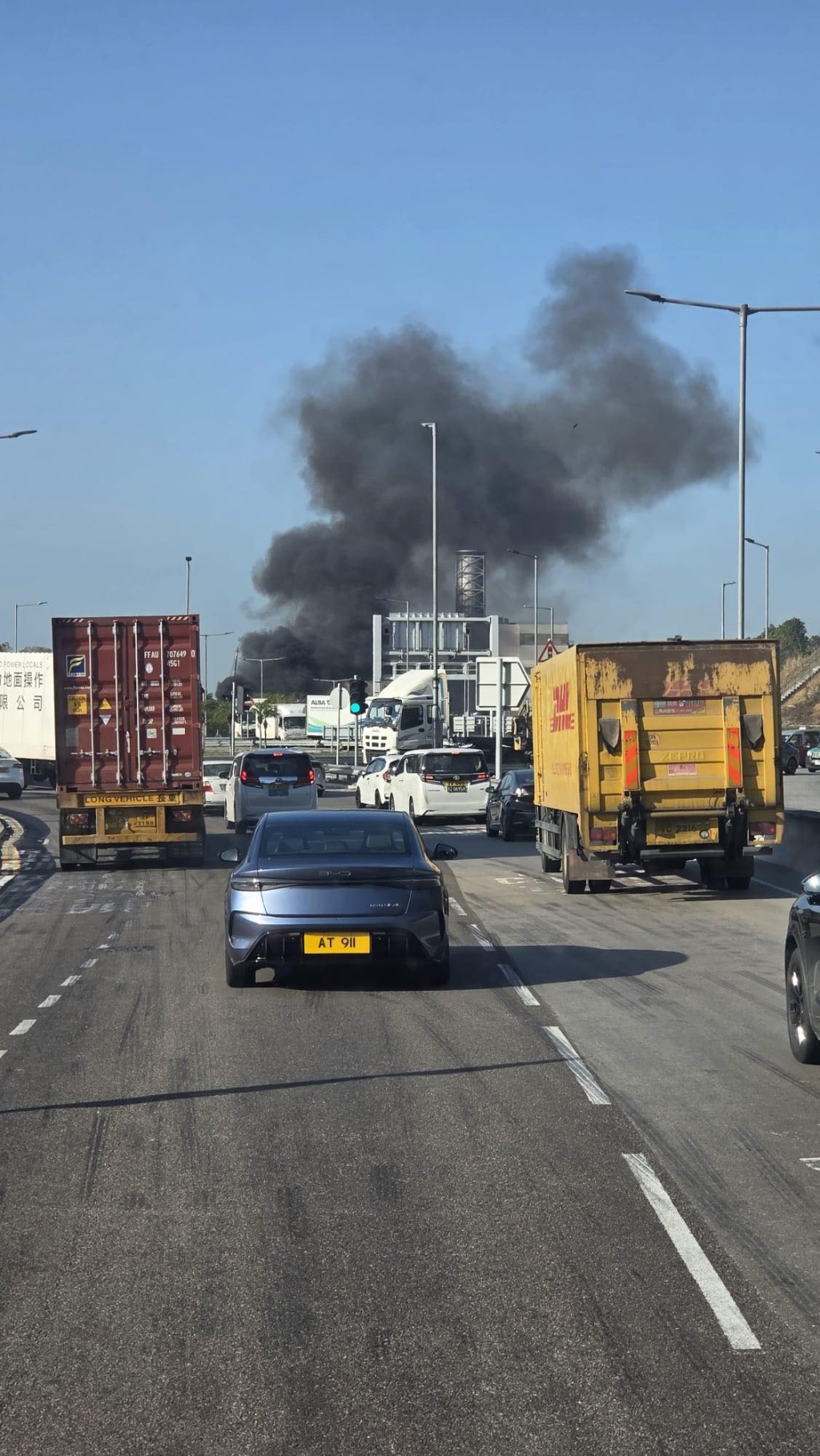 濃煙席捲半空。fb馬路的事討論區 濃煙席捲半空。fb馬路的事討論區