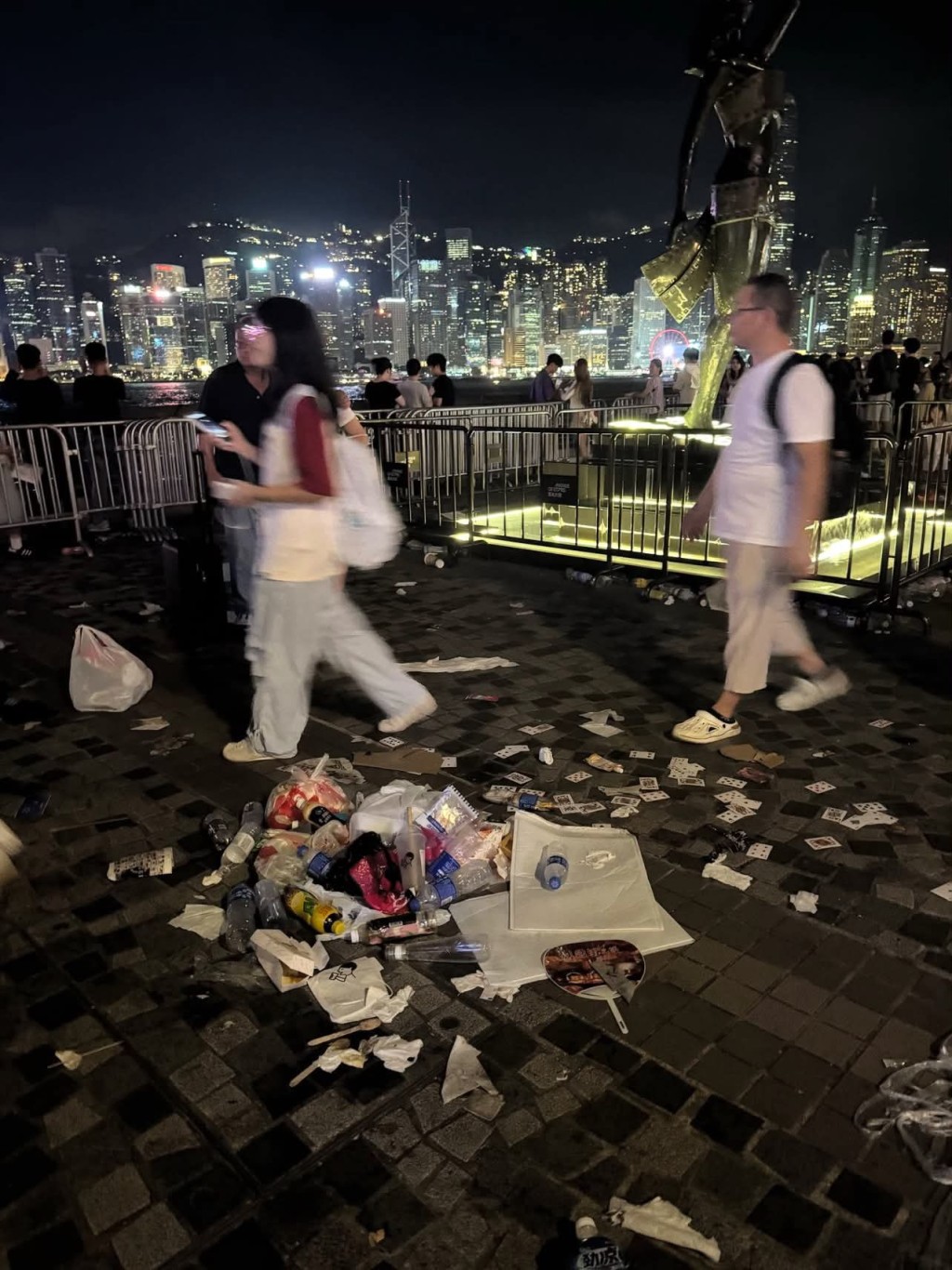有網民在社交平台發布相片及影片，指匯演後尖沙咀海濱長廊一帶出現遍地垃圾情況。Threads圖片