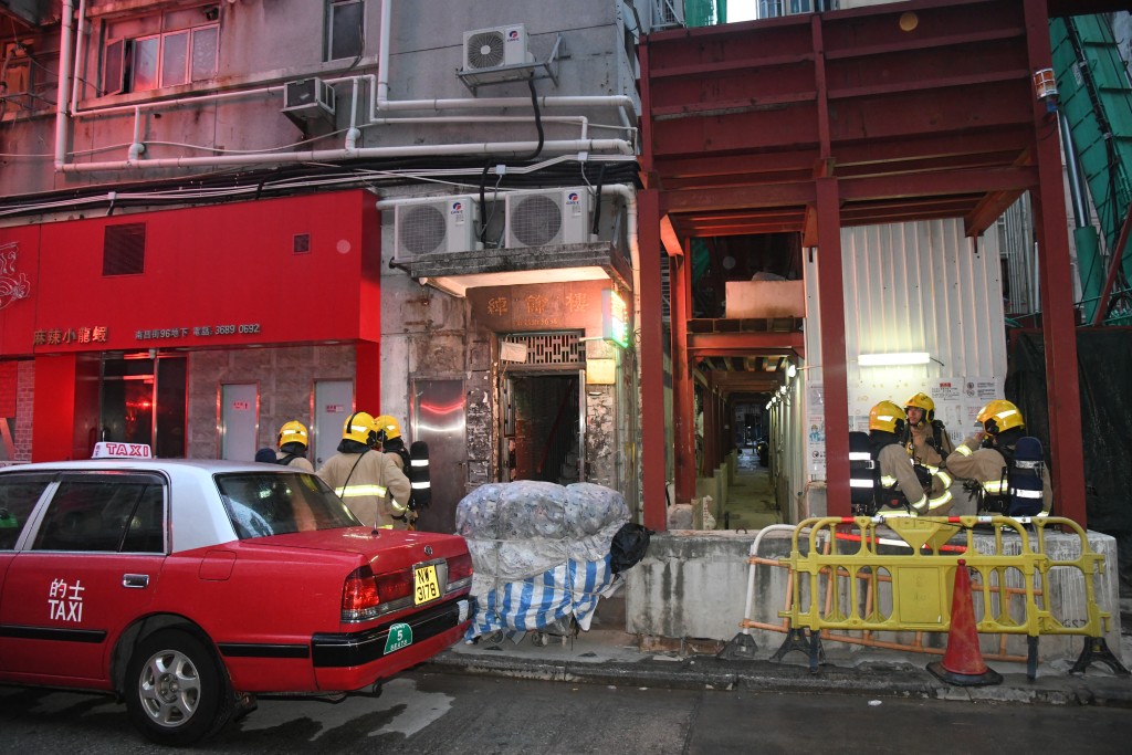 深水埗南昌街96号一幢唐楼梯间杂物遭纵火。