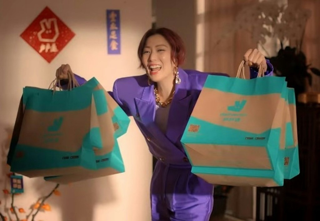 Deliveroo戶戶送在2022年新春期間集結古天樂與天后鄭秀文,攜手YouTube頻道「試當真」成員許賢、蘇致豪及林家熙拍攝農曆新年主題廣告。 Deliveroo戶戶送在2022年新春期間集結古天樂與天后鄭秀文,攜手YouTube頻道「試當真」成員許賢、蘇致豪及林家熙拍攝農曆新年主題廣告。