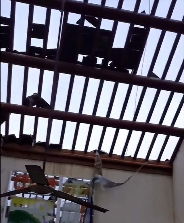 当地人士拍下影片显示：屋顶瓦片基本被吹走，裸露出天空。