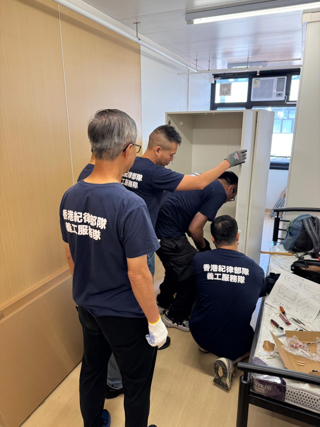 多名義工隊成員為災民裝嵌家具。