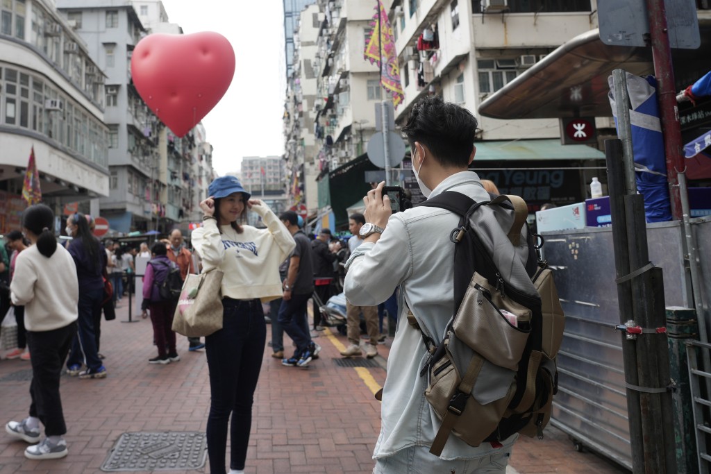 市民与「红心」合照打卡。欧乐年摄