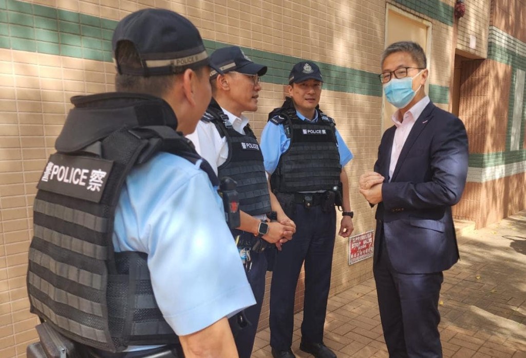 警务处处长萧泽颐（右一）到票站为当值同事加油打气。香港警察fb