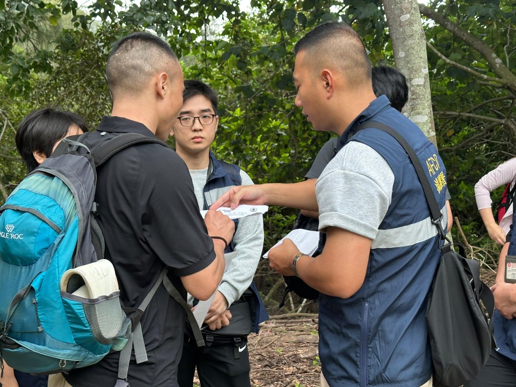 漁護署持續打擊違法行為，向亂拋垃圾人士發出定額罰款通知書。