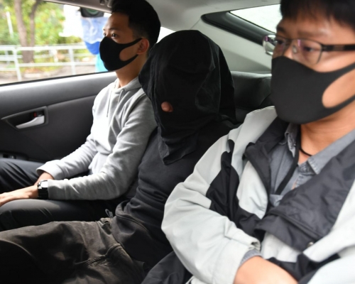 一名內地船員及一名收貨男子被捕。