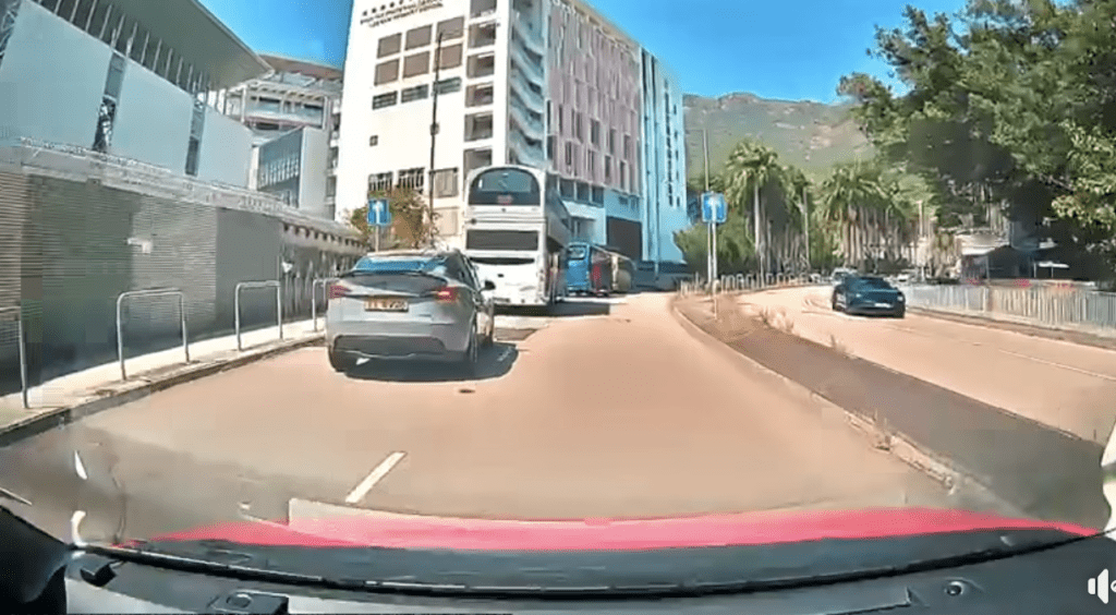 從流傳的「車Cam」影片可見，Tesla超車過程中懷疑受阻，司機在猶豫是否強行出線之際，車速未有減慢，最終「眼白白」直撞向巴士車尾。