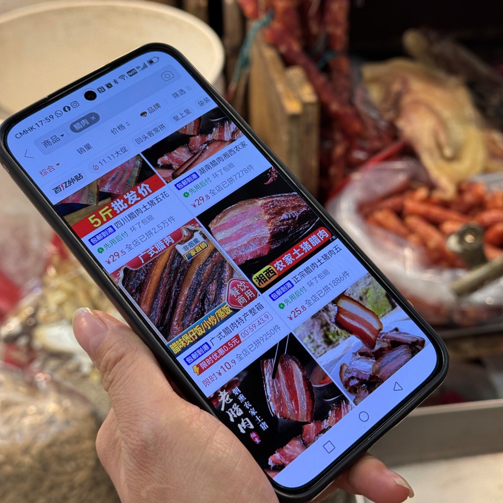 保安道街市售卖杂货的吴太展示网购平台所售的腊肉,指售价低至「离谱」程度,质疑不是新鲜猪肉制成。 曾志恒摄 保安道街市售卖杂货的吴太展示网购平台所售的腊肉,指售价低至「离谱」程度,质疑不是新鲜猪肉制成。 曾志恒摄