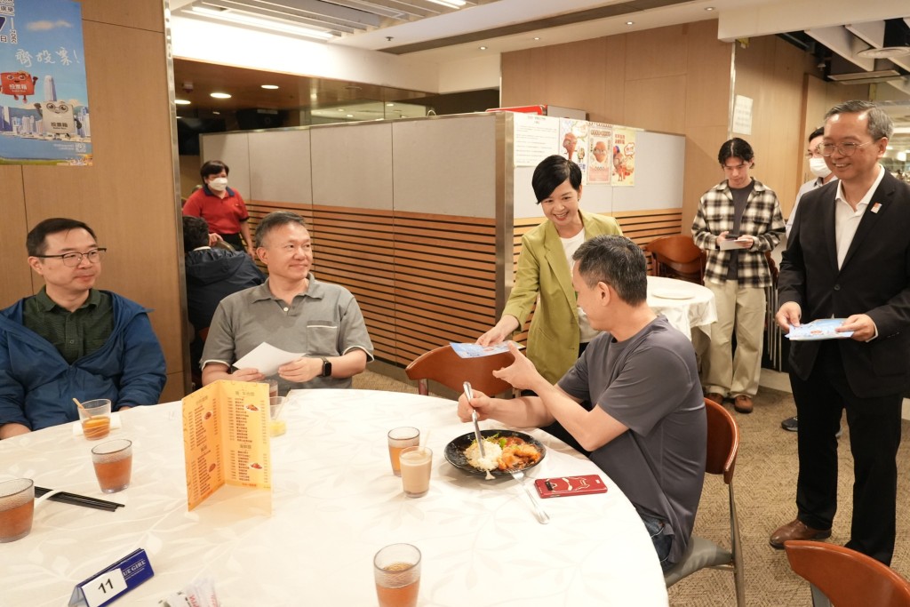 何永賢到到餐廳向大家派單張,鼓勵房署職員留意與自己相關的參選人。何永賢FB圖片 何永賢到到餐廳向大家派單張,鼓勵房署職員留意與自己相關的參選人。何永賢FB圖片