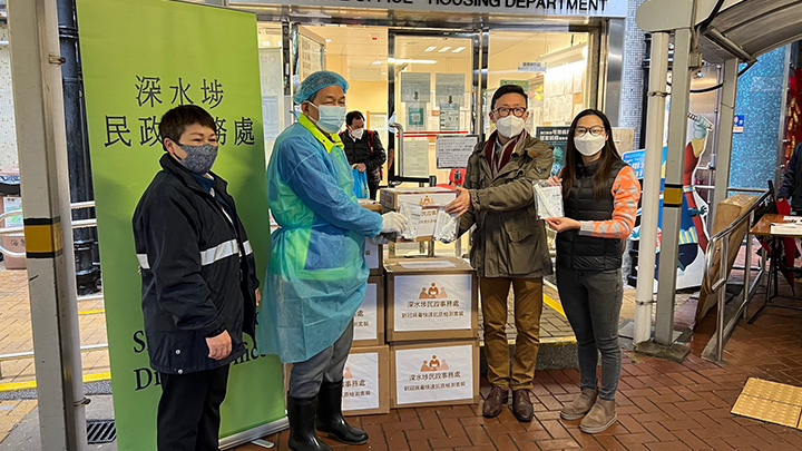 深水埗民政事務處派發快速測試套裝作自願檢測。政府新聞處圖片