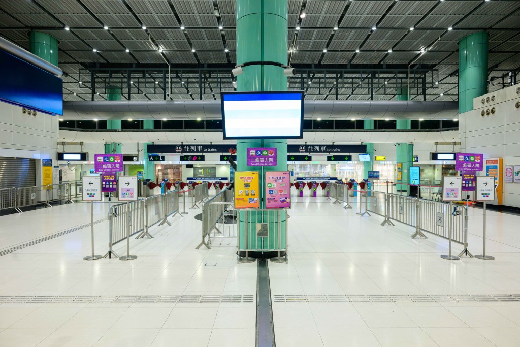 港鐵在羅湖及落馬洲站兩個過境車站,加強車站客流管理安排,包括採取 分流措施,安排使用不同支付工具的乘客利用不同閘機,並會安排職員提 供指示。 港鐵在羅湖及落馬洲站兩個過境車站,加強車站客流管理安排,包括採取 分流措施,安排使用不同支付工具的乘客利用不同閘機,並會安排職員提 供指示。
