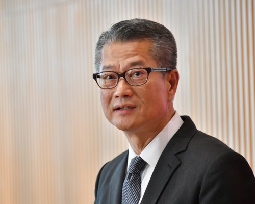 陳茂波指暴力衝擊造成經濟下滑。資料圖片