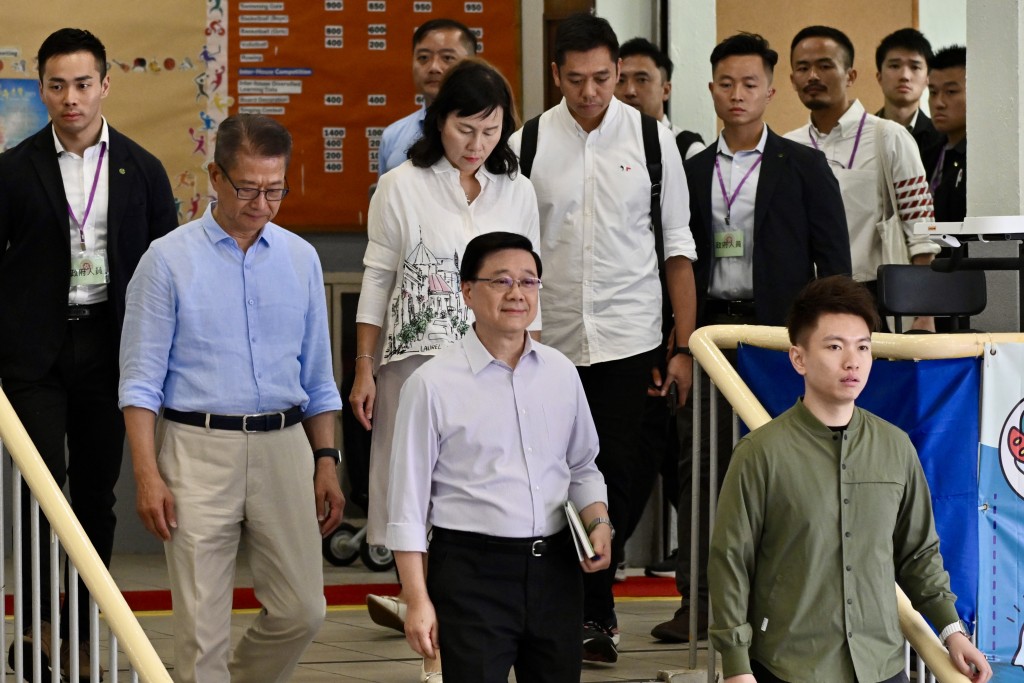 行政長官李家超今日(3日)出席第二場《施政報告》諮詢會。 行政長官李家超今日(3日)出席第二場《施政報告》諮詢會。