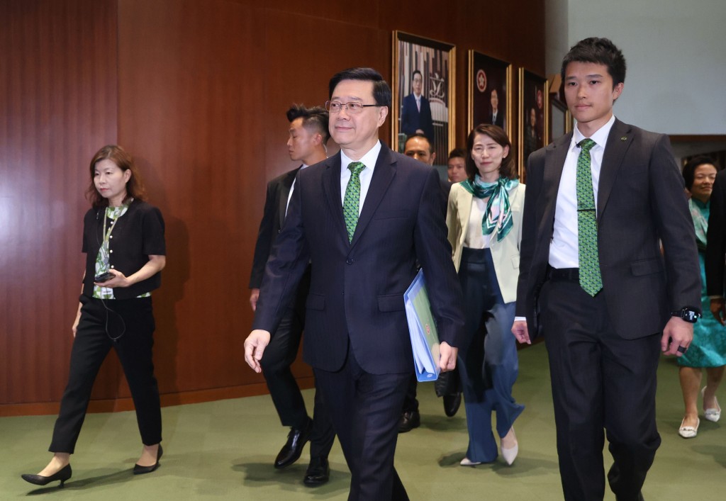 李家超與團隊戴上綠色領帶或領巾。何家豪攝