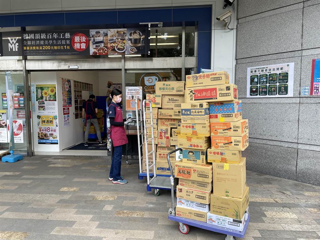 超市人員將一箱箱泡麵、零食擺放在超市外備用。網圖