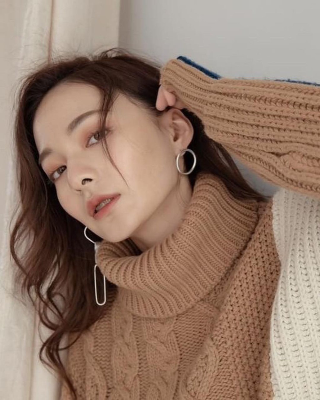 【 小資女簡約飾物穿搭法#1】小資女想展現個人氣質最輕鬆的穿搭方法就是善用簡約設計的飾物！你以為簡約就代表平凡嗎？小資女告訴你簡約飾物更加顯得你毫不費力就可以穿搭出氣質！利用簡單的線條和幾何圖案組合設計成的這雙耳環，就是簡約飾物的氣質魔法！