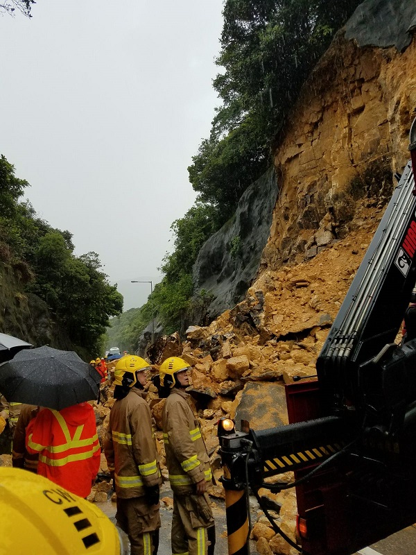 消防到場清理下塌山泥。歐陽偉光攝