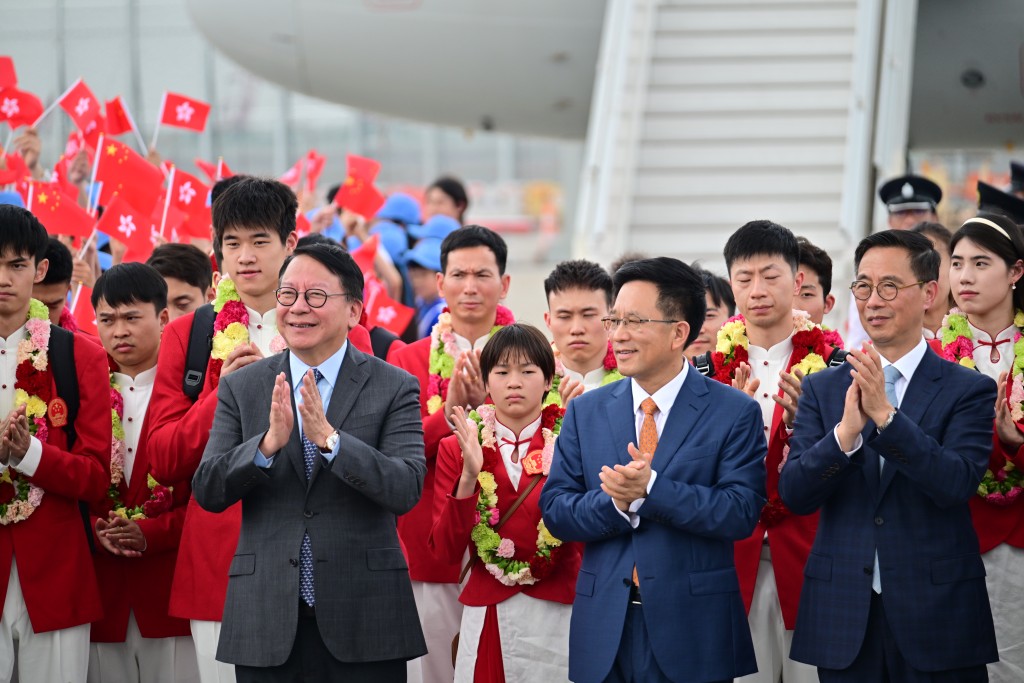 政务司司长陈国基在机场迎接并致辞。陈极彰摄