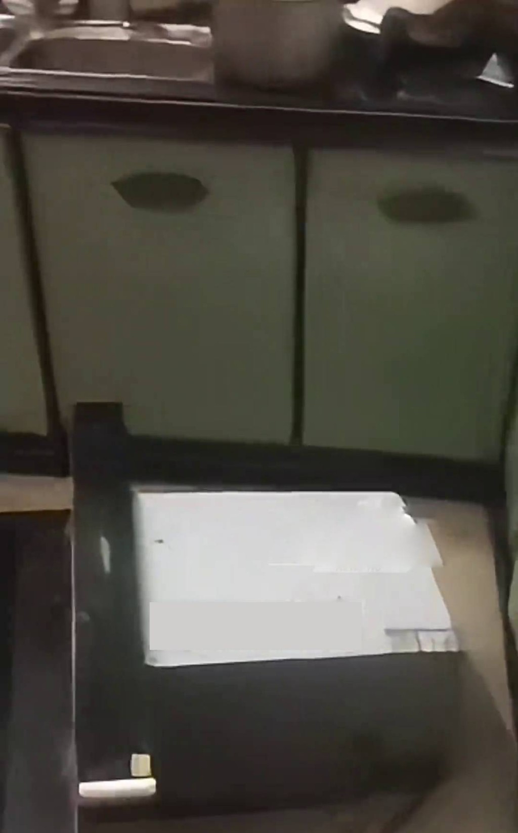 廚房抽油煙機炸飛。
