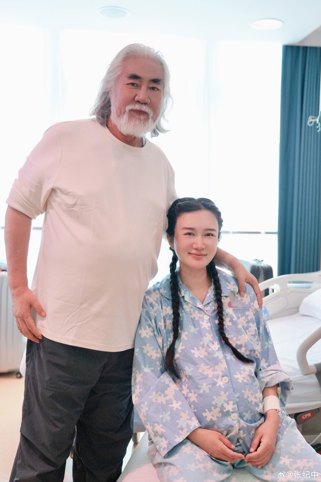 74歲的張紀中與43歲妻子杜星霖，去年誕下幼女。微博