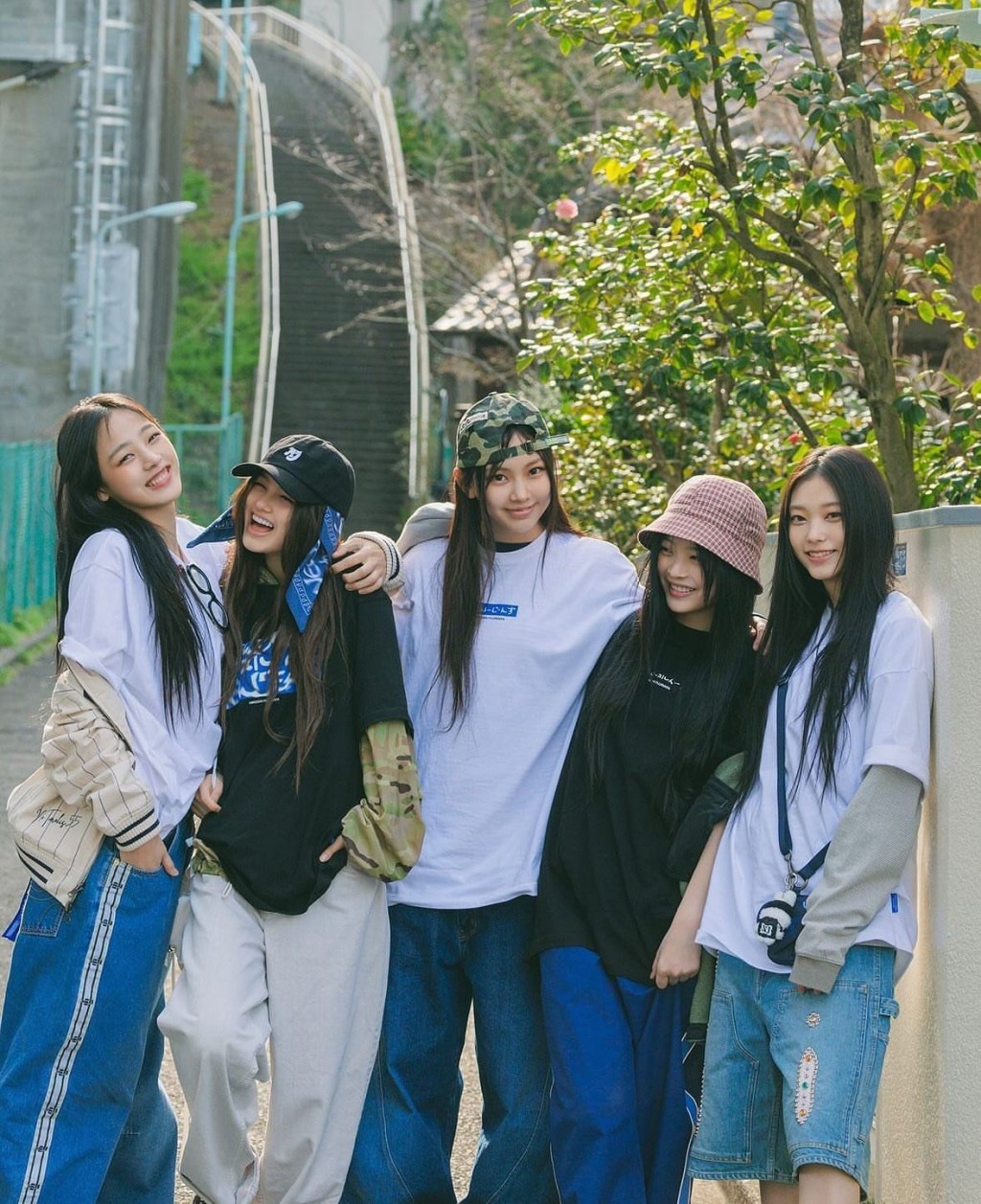 NewJeans成员Danielle(左二)去年12月被ADOR解约。 NewJeans成员Danielle(左二)去年12月被ADOR解约。