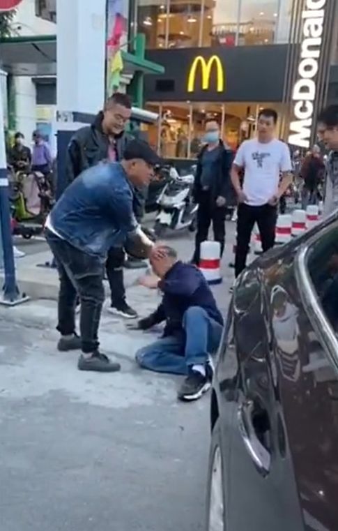康某當街毆打老人。網圖