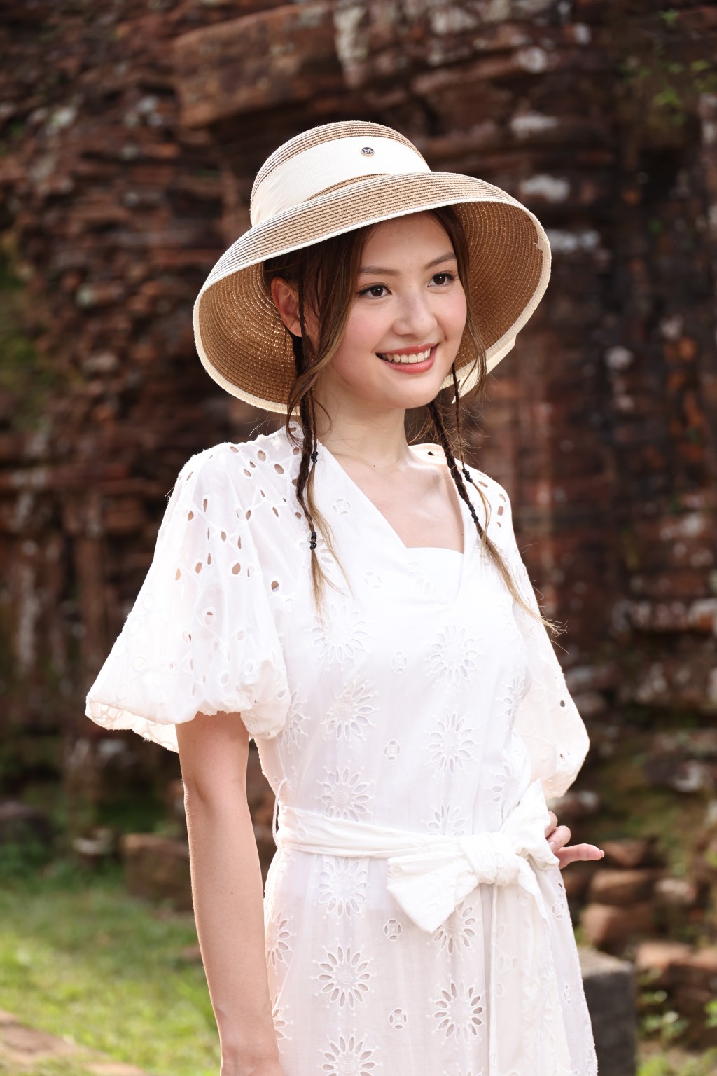 第二日外景拍摄，王怡然穿仙气白裙，前往被列为世界文化遗产的美山圣地拍摄MV。