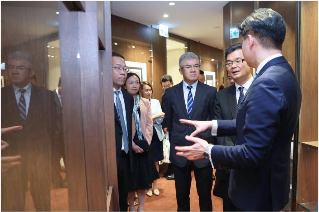 廣東省律師協會會長肖勝方率代表團首次參觀律師會位於中環的新會址。 廣東省律師協會會長肖勝方率代表團首次參觀律師會位於中環的新會址。